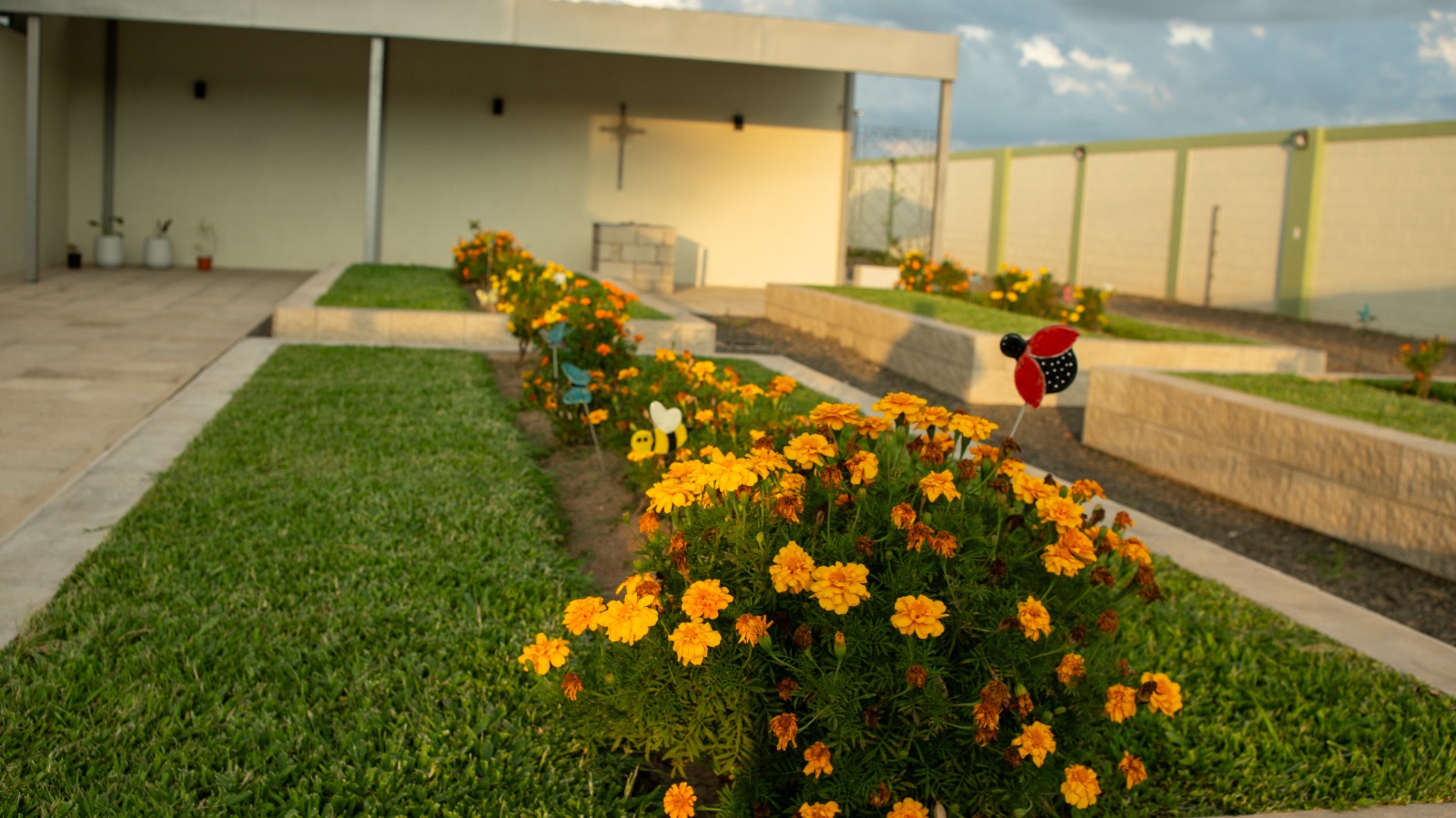 Jardín memorial con flores